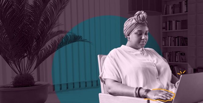 Femme africaine utilisant un ordinateur portable assise dans un fauteuil.