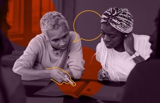Un homme et une femme autours d'une table qui parlent, il montre quelque chose sur une page disposée entre eux, ils en partage la lecture