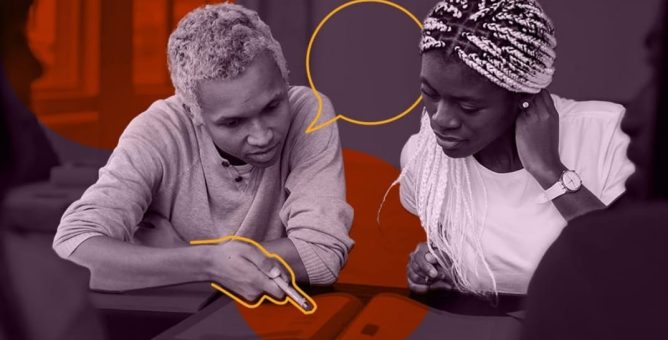 Un homme et une femme autours d'une table qui parlent, il montre quelque chose sur une page disposée entre eux, ils en partage la lecture